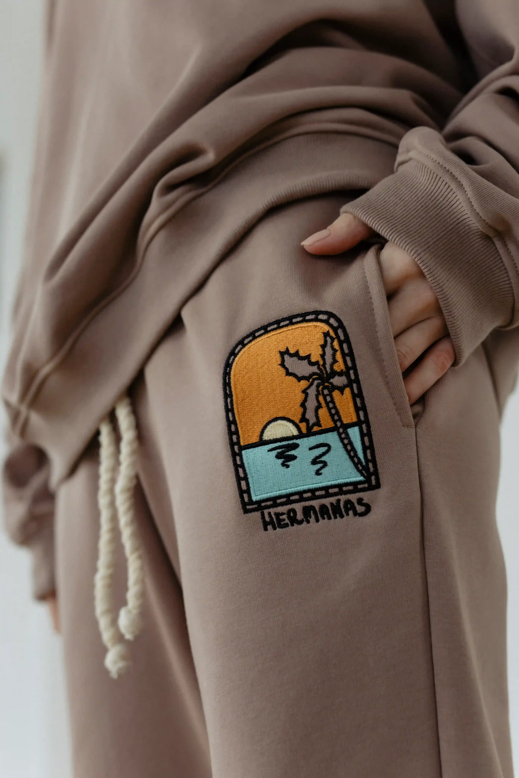 Spodnie Elen Palm Path Mokka - Obraz 4